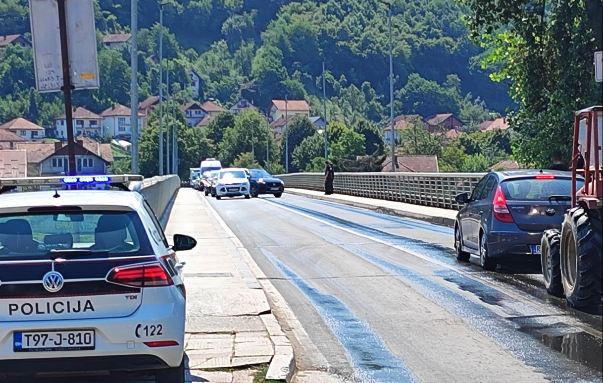 Muškarac automobilom blokirao most u Goraždu, navodno zbog podrške Dodiku