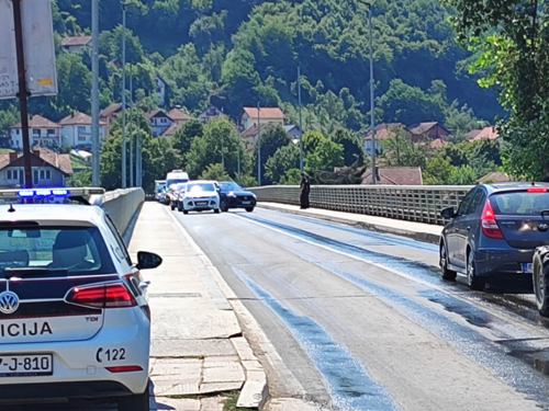 Muškarac automobilom blokirao most u Goraždu, navodno zbog podrške Dodiku