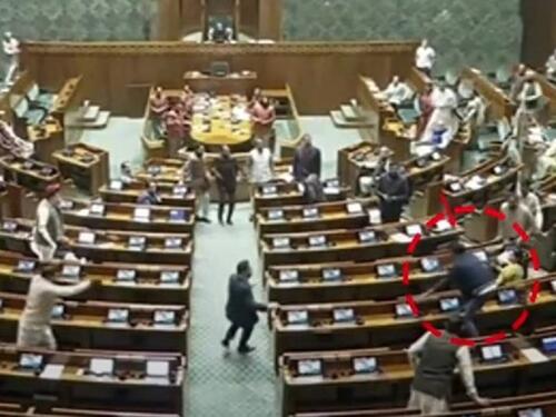 Video: Muškarac divljao po indijskom parlamentu