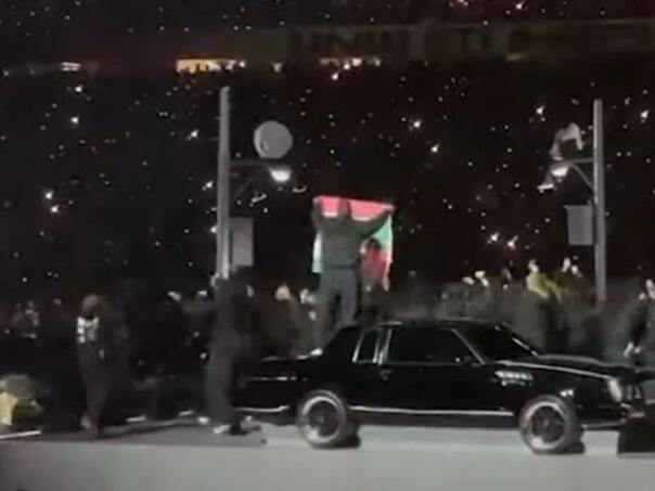 Muškarac istakao zastave Palestine i Sudana za vrijeme Super Bowla