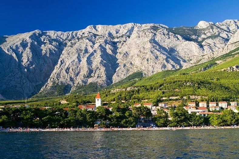 Muškarac iz BiH preminuo na plaži u Hrvatskoj, dva sata bio pod suncobranom