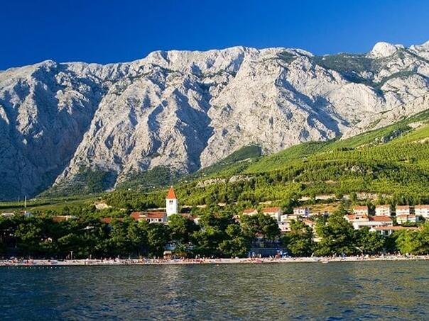 Muškarac iz BiH preminuo na plaži u Hrvatskoj, dva sata bio pod suncobranom
