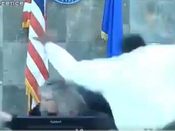 Muškarac iz SAD skočio na sutkinju nakon izricanja presude