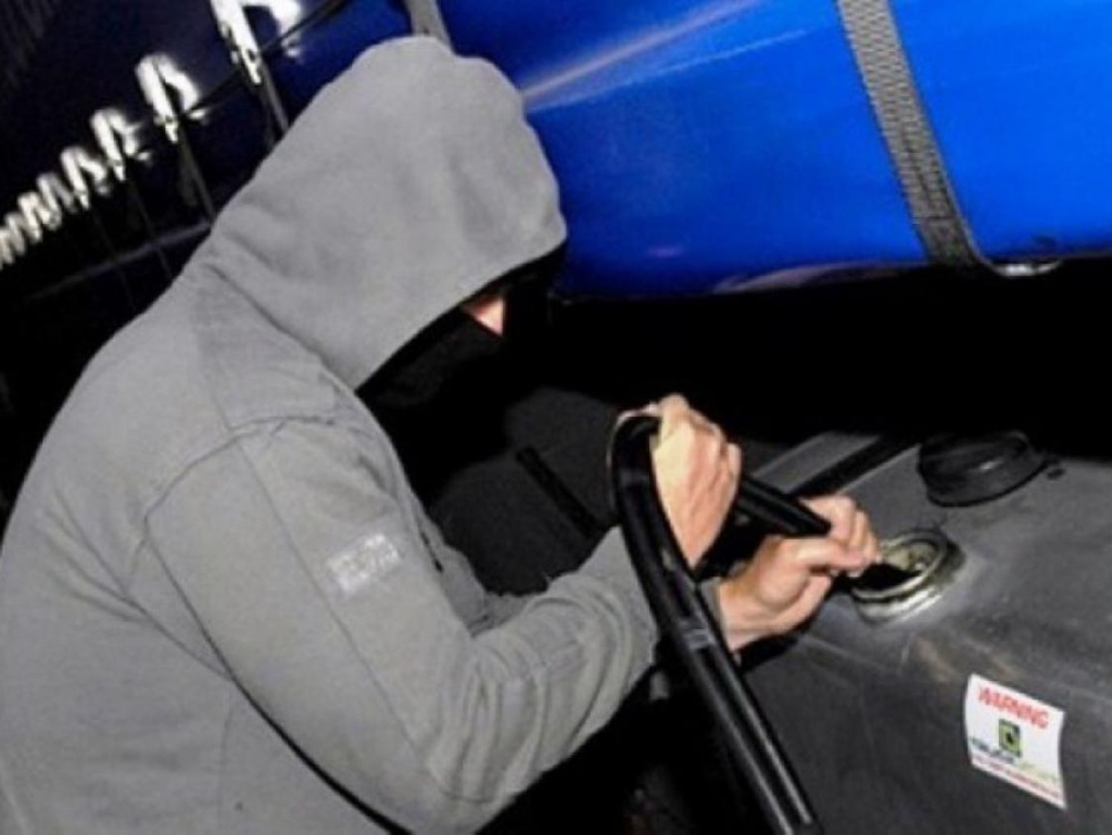 Muškarac iz Srpca krao gorivo iz parkiranih automobila, uhvatila ga policija