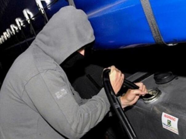 Muškarac iz Srpca krao gorivo iz parkiranih automobila, uhvatila ga policija