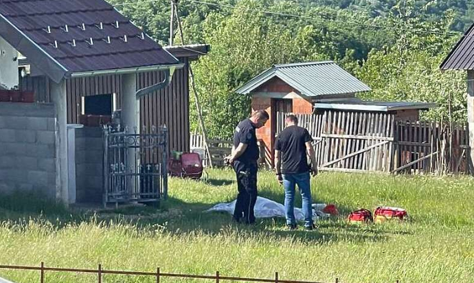 Muškarac kod Novog Pazara ubio snahu ispred porodične kuće, pa izvršio samoubistvo