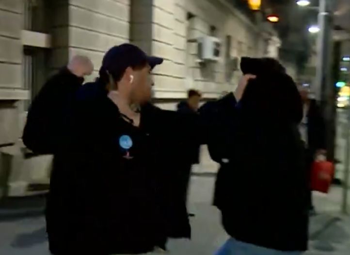 U Beogradu napadnut novinar dok je izvještavao sa protesta: 'Jesi li ti sa N1 BiH?'