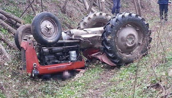 Muškarac nastradao prilikom prevrtanja traktora kod Doboja