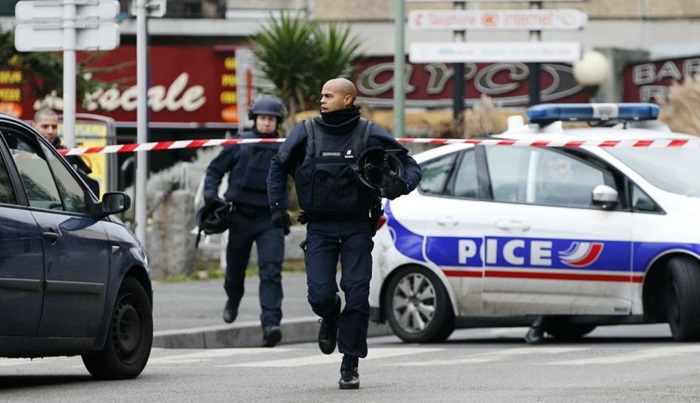 Muškarac nožem nasrnuo na policajce u Parizu