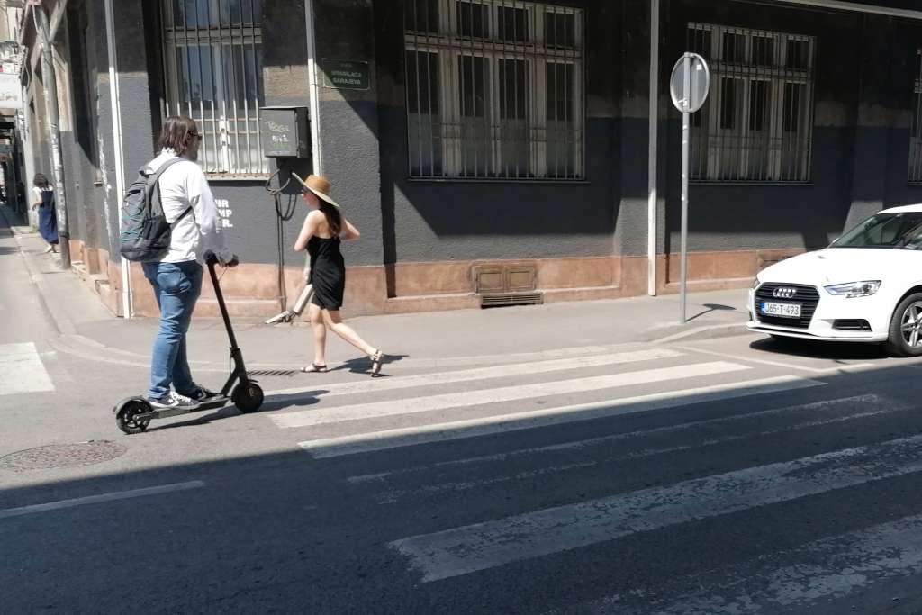 Muškarac poginuo u Bolu prilikom pada s električnog romobila