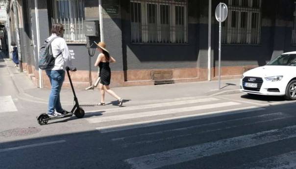 Muškarac poginuo u Bolu prilikom pada s električnog romobila