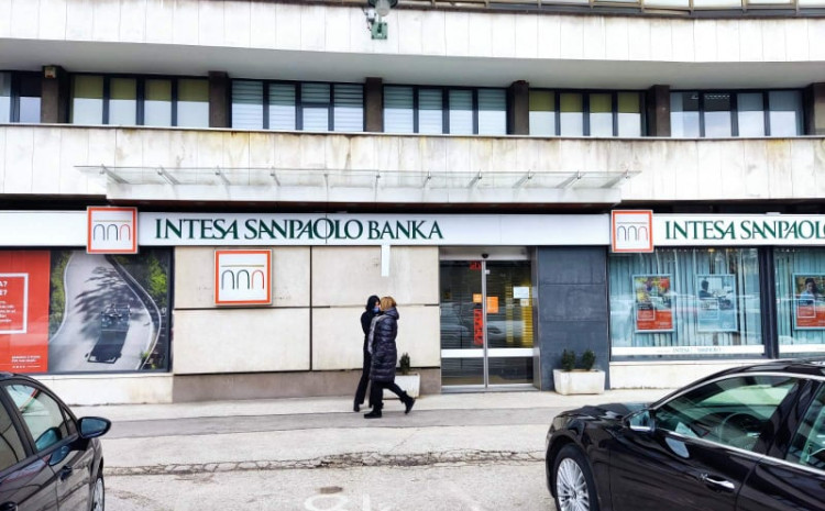 Muškarac pokušao prevariti banku pa udario u zatvorena vrata dok je bježao