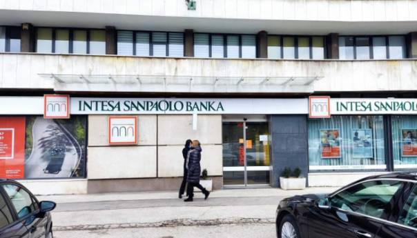 Muškarac pokušao prevariti banku pa udario u zatvorena vrata dok je bježao