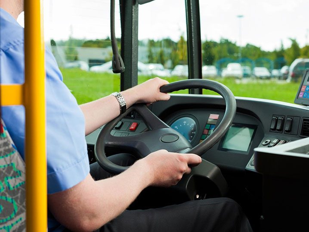 Muškarac pretukao vozača autobusa jer je njegovoj ženi zatvorio vrata pred nosom