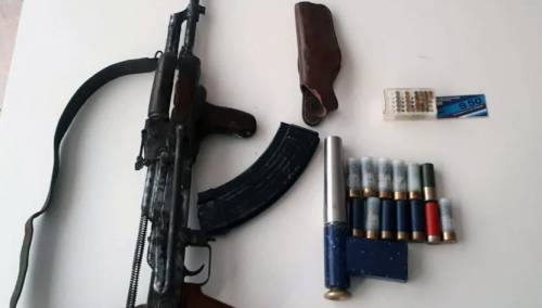 Muškarac pucao iz automatske puške i fizički nasrnuo na dvije osobe