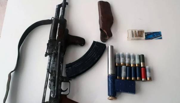 Muškarac pucao iz automatske puške i fizički nasrnuo na dvije osobe