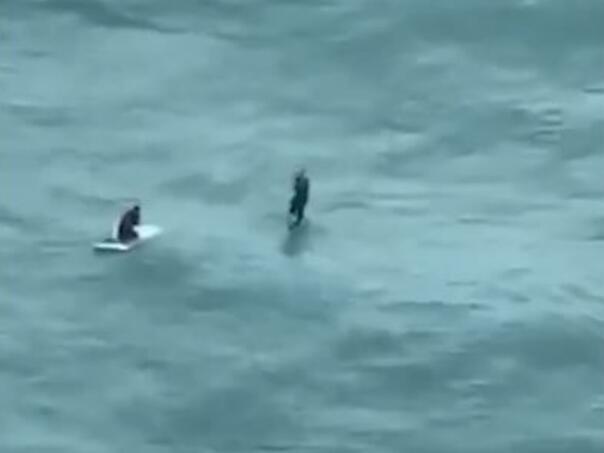 Muškarac se od uragana spasio jer je 50 kilometara plutao na frižideru