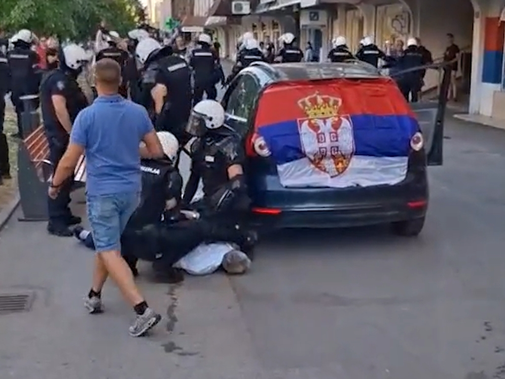 Muškarac se pokušao zapaliti ispred zgrade SNS-a u znak borbe protiv režima