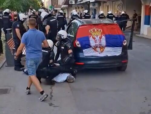 Muškarac se pokušao zapaliti ispred zgrade SNS-a u znak borbe protiv režima