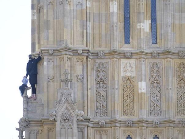 Muškarac se sa zastavom Palestine popeo se na Vestminstersku palatu