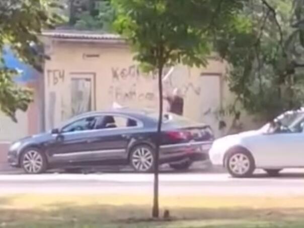 Muškarac u Brčkom sjekirom demolirao tuđi automobil, pojavio se snimak