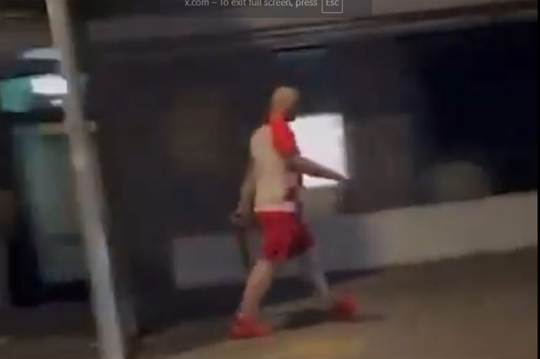 Muškarac u dresu Hrvatske izvukao mačetu i napao čovjeka na stanici