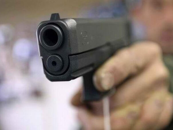 Muškarac upao u kladionicu sa pištoljem i opljačkao je