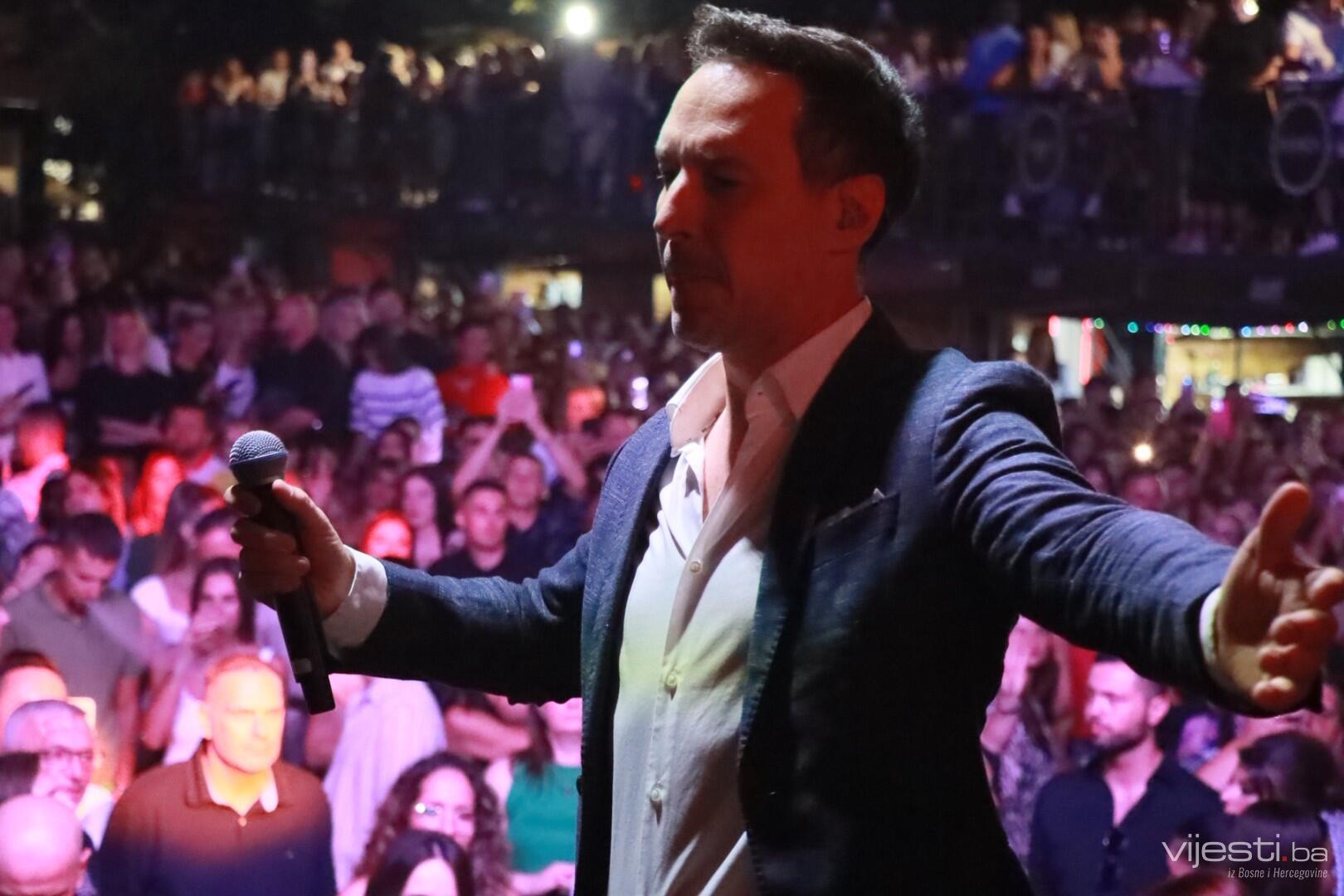 Peđa Jovanović ispunio Trg Alije Izetbegovića do posljednjeg mjesta