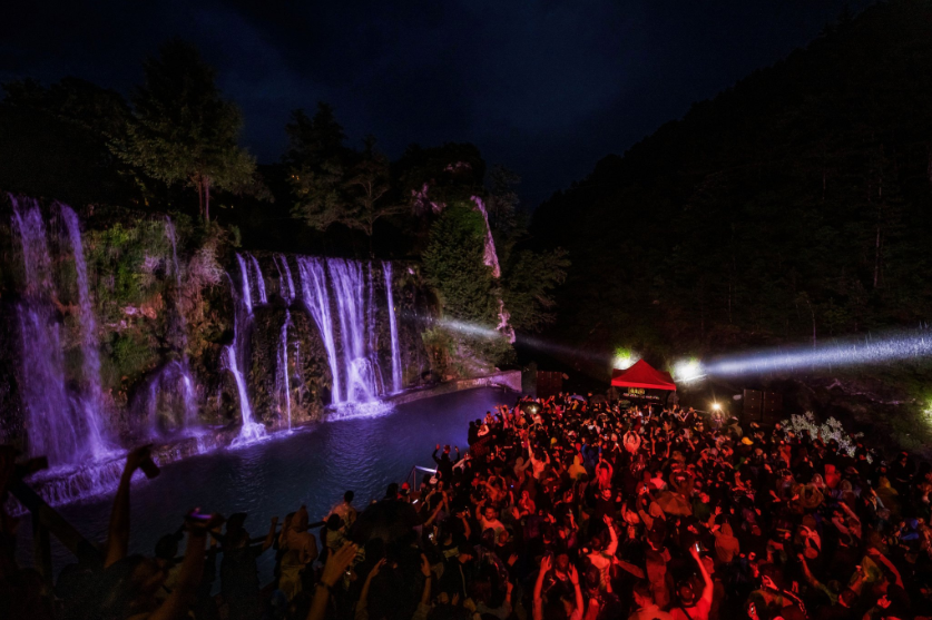 Na 6. Desant Festivalu u Jajcu večeras koncert Željka Joksimovića