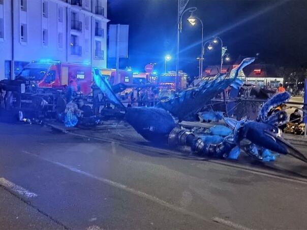 Na adventu u Francuskoj se srušila metalna konstrukcija, povrijeđeno više osoba