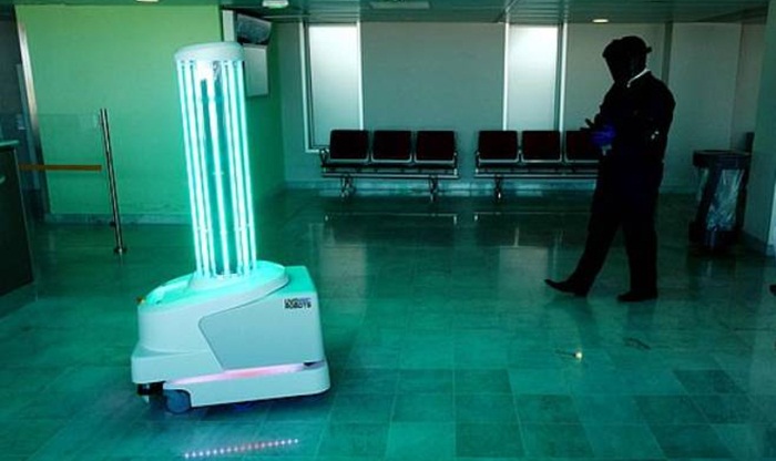Na aerodromu "Heathrow" roboti vrše dezinfekciju