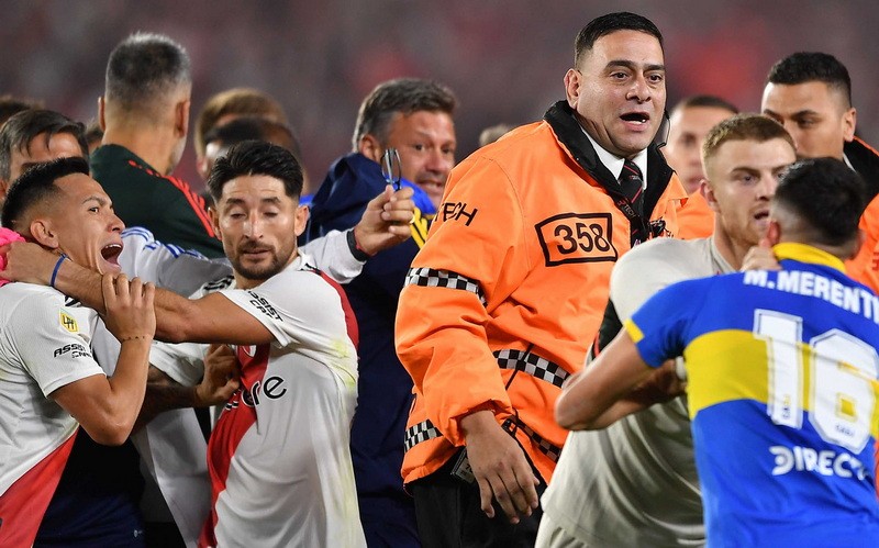 Na argentinskom superclasicu podijeljeno čak sedam crvenih kartona