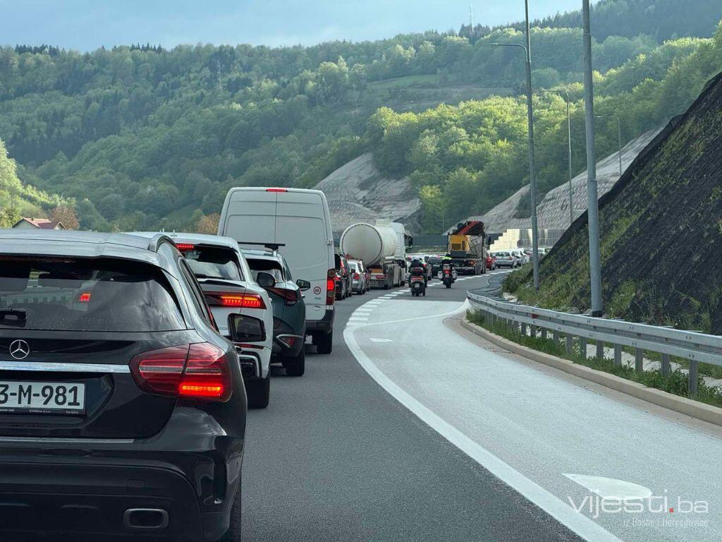 Kolaps na autoputu prema Konjicu: Za 3 kilometra vozi se i do 40 minuta