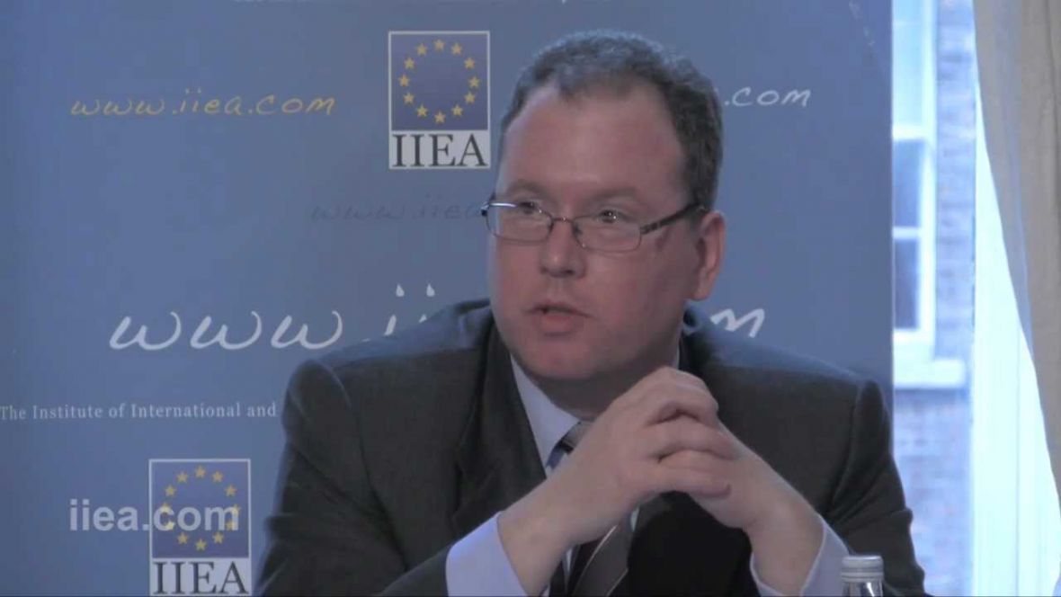 Na Balkanu prepirke o devedesetim jezikom devedesetih