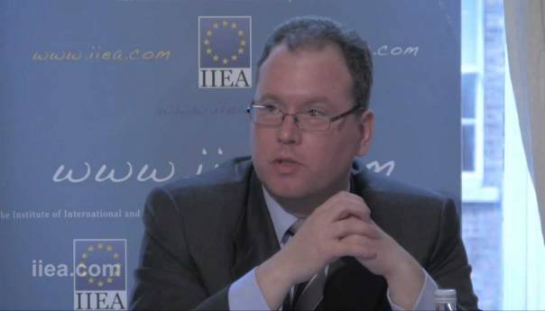 Na Balkanu prepirke o devedesetim jezikom devedesetih