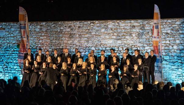 Na Bijeloj tabiji izveden spektakularni koncert hora Opere NPS