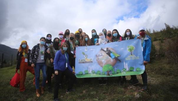 Na Bjelašnici volonteri posadili 1.000 sadnica bijelog bora