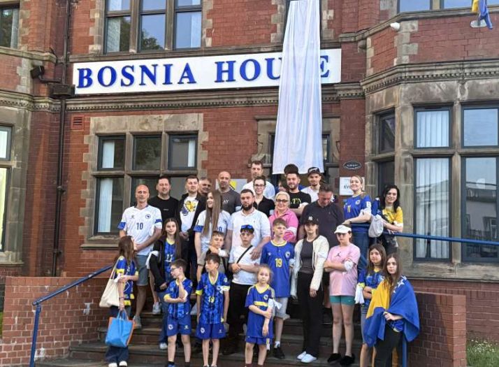 Na Bosanskoj kući u Birminghamu istaknuta bijela zastava u znak sjećanja na žrtve Prijedora