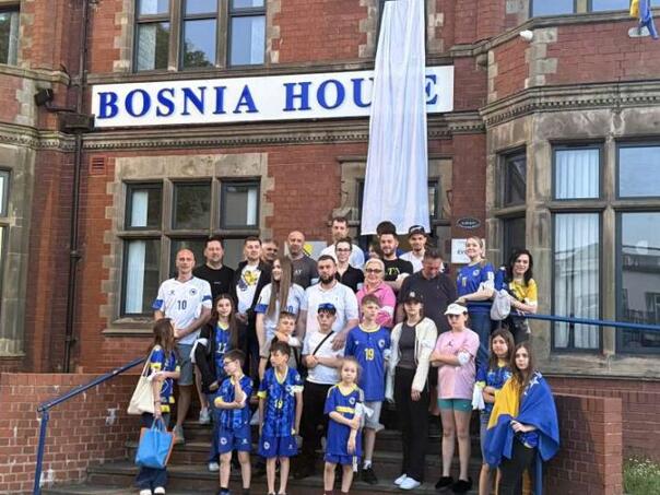 Na Bosanskoj kući u Birminghamu istaknuta bijela zastava u znak sjećanja na žrtve Prijedora