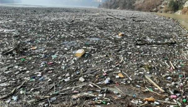 Na branu Hidroelektrane Višegrad stigle 4 hiljade kubika otpada