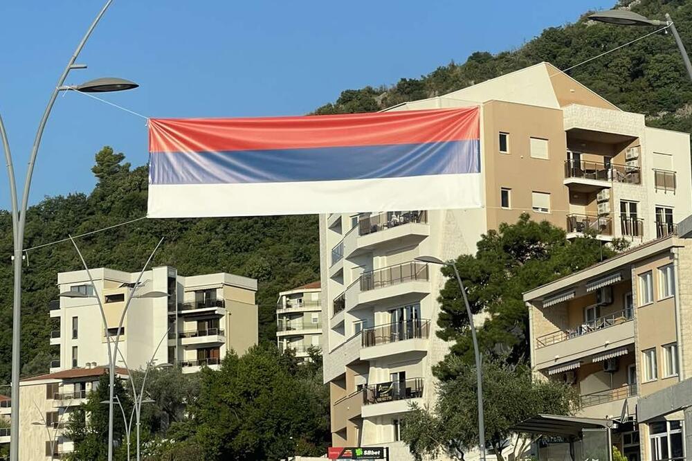 Na budvanskom i bečićkom bulevaru okačene trobojke