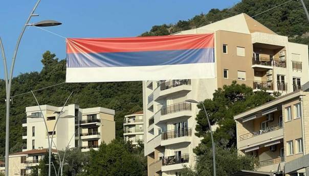Na budvanskom i bečićkom bulevaru okačene trobojke