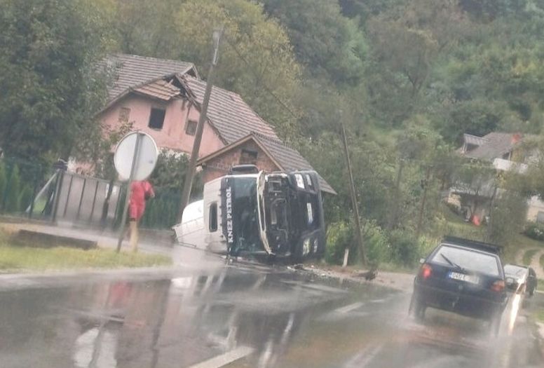 Na cesti u BiH se prevrnula cisterna: Benzin curi u rijeku