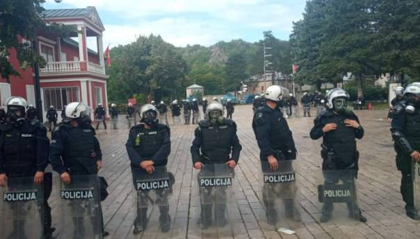 Na Cetinju mirno, povrijeđeno oko 20 policajaca