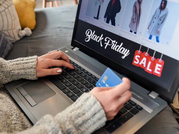 Na crni petak povećana online kupovina: Amerikanci potrošili 10,8 milijardi dolara
