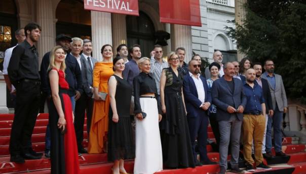Na crvenom tepihu ekipe filma 'Brdo s koga lavice riču' i 'Quo Vadis, Aida'
