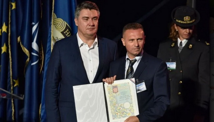 Na dan početka etničkog čišćenja Bošnjaka, Milanović odlikuje jedinice koje su ih ubijale i progonile