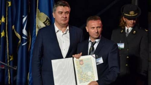 Na dan početka etničkog čišćenja Bošnjaka, Milanović odlikuje jedinice koje su ih ubijale i progonile