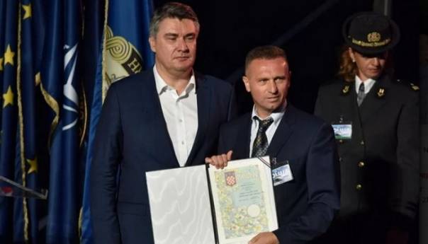 Na dan početka etničkog čišćenja Bošnjaka, Milanović odlikuje jedinice koje su ih ubijale i progonile