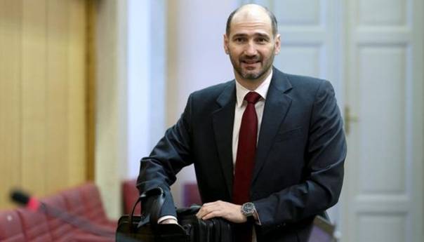 Na današnji dan Pavelić poklonio Hrvatsku Italiji